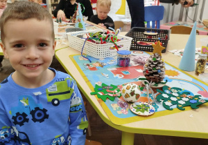 Chłopczyk i jego wykonane prace świąteczne