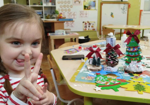 Dziewczynka i jej pracę świąteczne