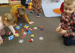 Dzieci wybierają elementy na choinkę