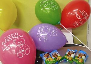 Pamiątkowe balony i ciasteczka przygotowane od Misia dla dzieci