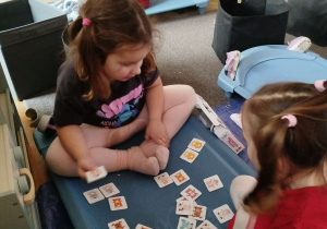 Dziewczynki grają w memory