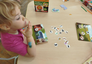 Dziewczynka dopasowuje zwierzątka do odpowiedniego domku