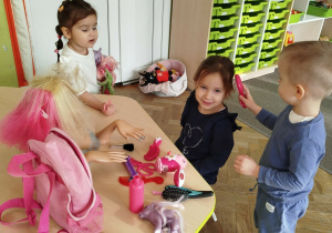 Dzieci bawią się razem w salon fryzjerski
