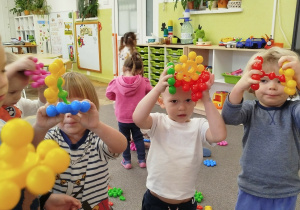 Dzieci tworzyły różne rzeczy z kolorowych klocków