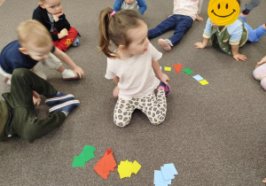 Dziewczynka posegregowana figury do odpowiedniego koloru