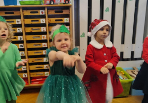 Dzieci śpiewają piosenkę z pokazywaniem