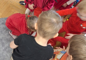 Dzieci wyciągają prezenty z worka Mikołaja