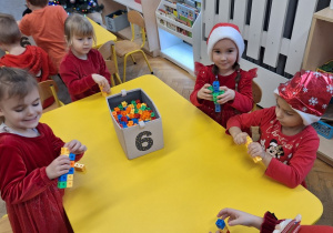 Dzieci bawią się otrzymanymi zabawkami