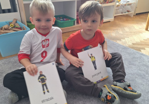 Wróżba mój zawód - dzieci pokazują wywróżony obrazek