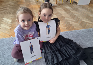 Wróżba mój zawód - dzieci pokazują wywróżony obrazek