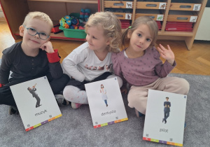 Wróżba mój zawód - dzieci pokazują wywróżony obrazek