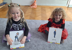 Wróżba mój zawód - dzieci pokazują wywróżony obrazek