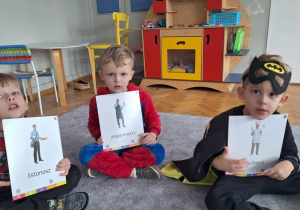 Wróżba mój zawód - dzieci pokazują wywróżony obrazek