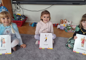 Wróżba mój zawód - dzieci pokazują wywróżony obrazek