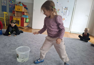 Studnia życzeń - dzieci wrzycają grosik z życzeniem do wody