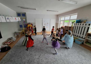 Dzieci tańczą w kole