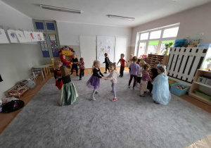 Dzieci tańczą w parach