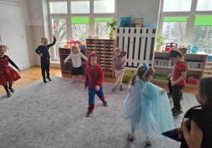 Dzieci tańczą w kole