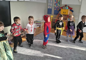 Taniec z miotłą po kole