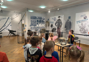Dzieci oglądają wystawę tematyczną