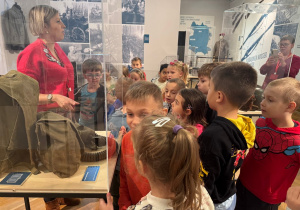 Dzieci oglądają wystawę tematyczną