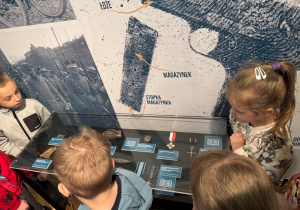 Dzieci oglądają wystawę tematyczną