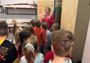 Dzieci oglądają wystawę tematyczną