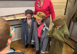 Dzieci ubrane w mundury żołnierskie