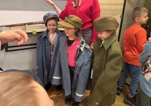 Dzieci w strojach żołnierzy