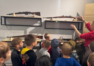 Dzieci oglądają wystawę tematyczną