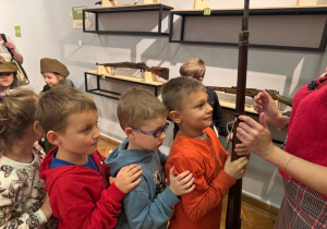 Dzieci oglądają wystawę tematyczną