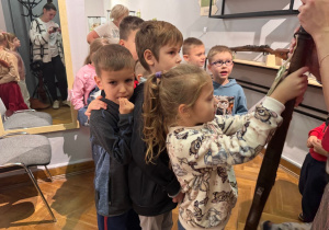 Dzieci oglądają wystawę tematyczną