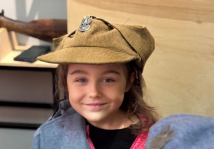 Dziewczynka w stroju żołnierza