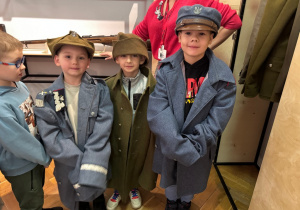 Chłopcy w strojach żołnierzy