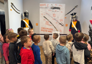 Dzieci oglądają wystawę tematyczną