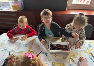 Dzieci kolorują obrazek żołnierza