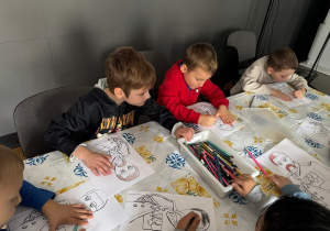 Dzieci kolorują obrazek żołnierza