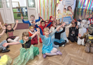 Dzieci z grupy IV klaszcza na rozpoczęcie balu
