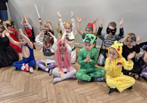 Dzieci z grupy III podczas rozgrzewki