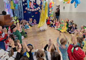 Prowadząca księżniczka wita się z dziećmi