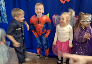 Dzieci podczas balu karnawałowego wykonują różnorodne zadania taneczne