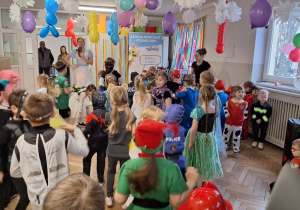 Dzieci podczas balu karnawałowego wykonują różnorodne zadania taneczne