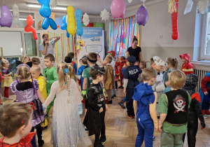 Dzieci podczas balu karnawałowego wykonują różnorodne zadania taneczne