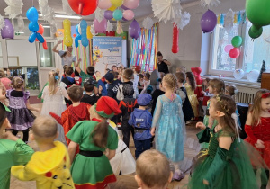 Dzieci podczas balu karnawałowego wykonują różnorodne zadania taneczne