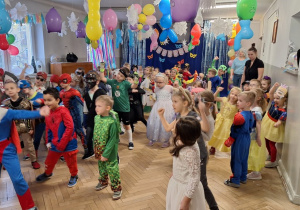 Dzieci podczas balu karnawałowego wykonują różnorodne zadania taneczne