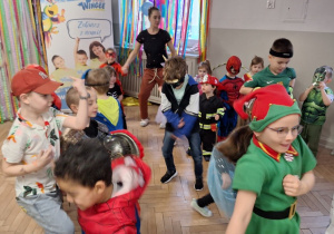 Dzieci podczas balu karnawałowego wykonują różnorodne zadania taneczne