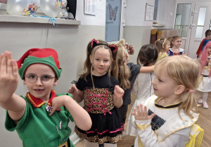 Dziewczynki pozują do zdjęcia