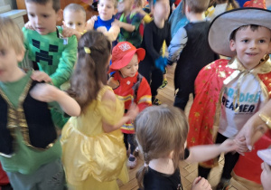 Dzieci podczas balu karnawałowego wykonują różnorodne zadania taneczne