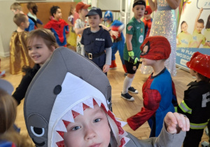 Dzieci podczas balu karnawałowego wykonują różnorodne zadania taneczne