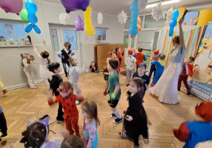 Dzieci podczas balu karnawałowego wykonują różnorodne zadania taneczne